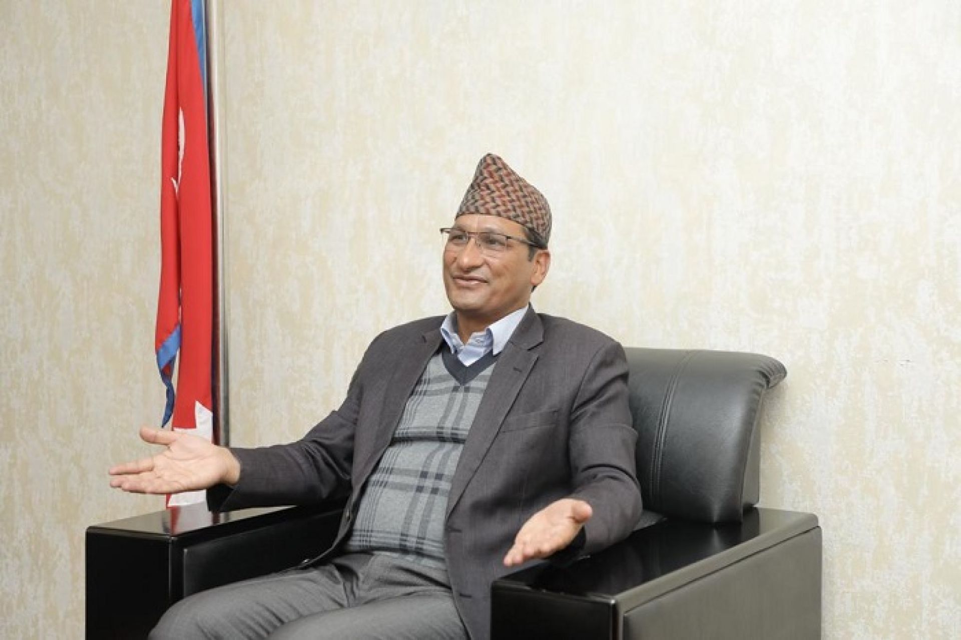 एक महिनाभित्र सबै भूकम्प प्रभावितलाई अस्थायी आवास उपलब्ध गराउँछौँ : मन्त्री बस्नेत